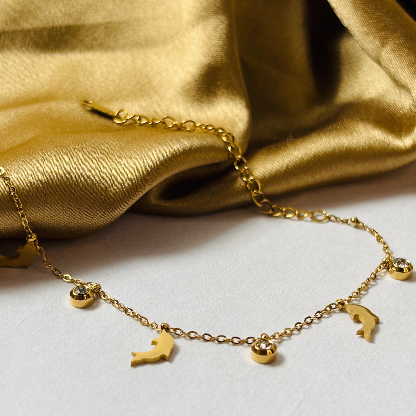 Hembu Jewelry Minimalist Chain Bracelet – Dolphin Design, Tarnish-Free, Waterproof Stainless Steel, Hypoallergenic Jewelry