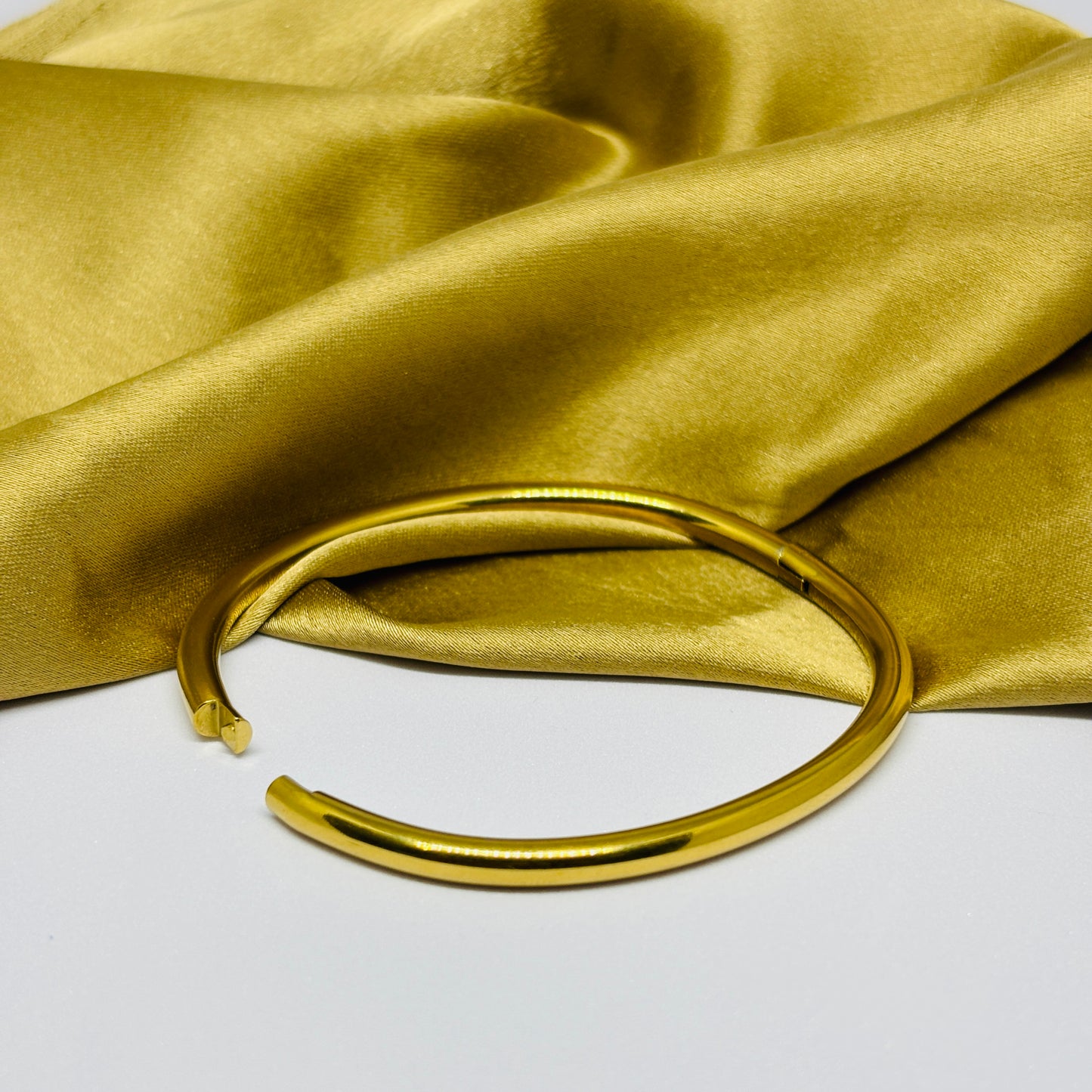 Hembu Jewelry Classic Gold-Tone Plain Bangle – Tarnish-Free, Waterproof Stainless Steel, Hypoallergenic